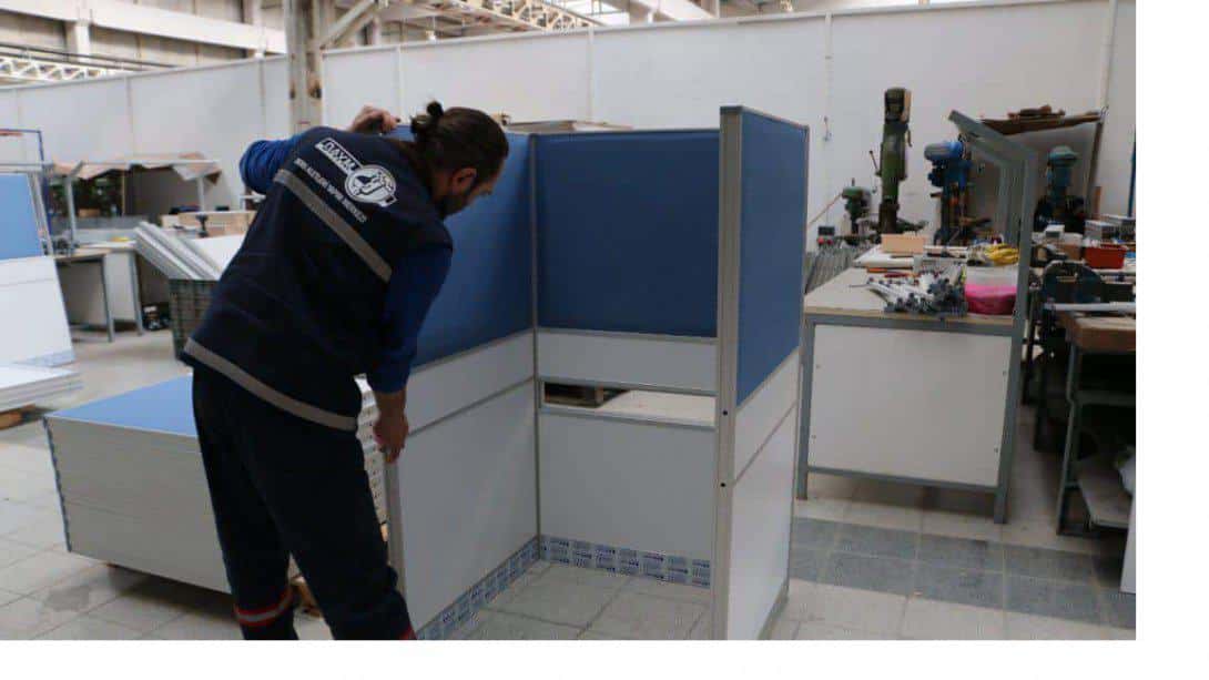Genel Müdürlüğümüze bağlı Ders Aletleri Yapım Merkezi (2.ASO) Müdürlüğü'nde Türkiye genelinde elektronik sınavların çevrimiçi olarak yapılması için sınav kabinleri ve sınav koltuklarının üretimleri hızla devam ediyor.