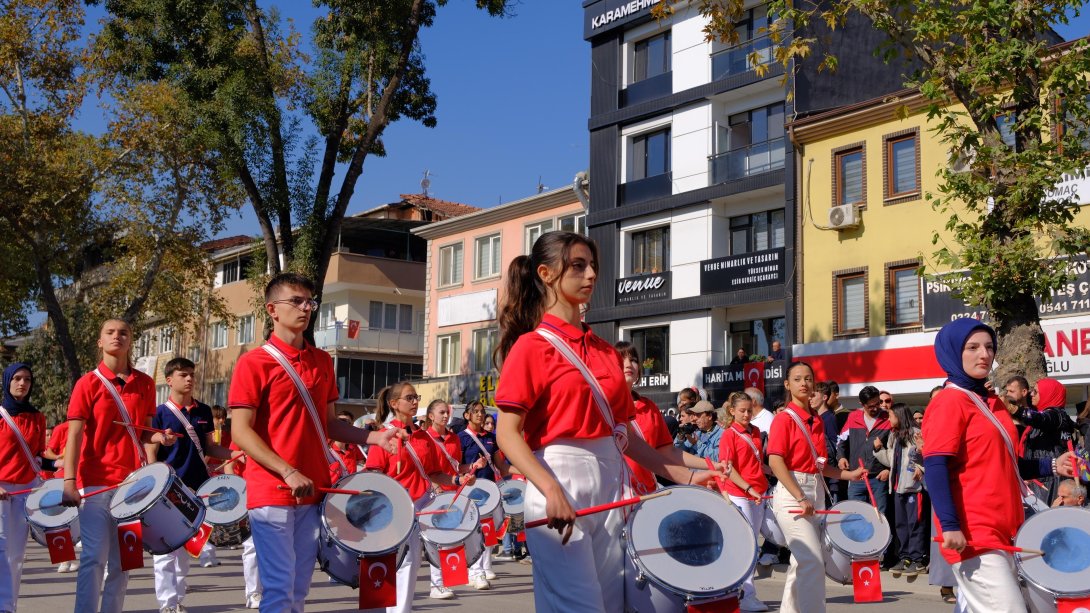 İnegöl, Cumhuriyetimizin 101. yıl dönümünü büyük bir coşku ve gururla kutlayarak tarihe altın harflerle yazılan bu önemli günün anlamını bir kez daha yaşattı. 